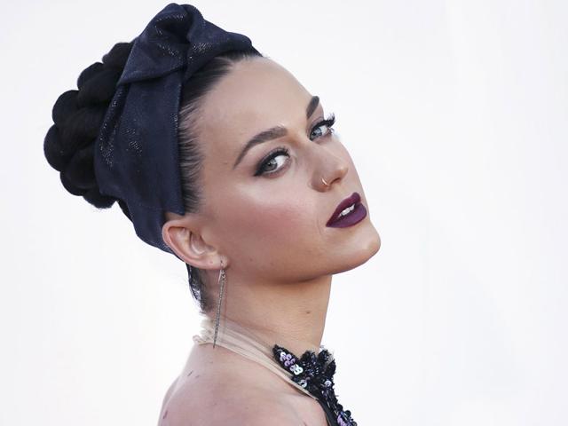 Katy-Perry-stepped-out-at-the-2015-Grammy-Awards-rocking-a-bright-new-lavender-hue-And-you-just-can-t-miss-her-glittering-eye-catching-ensemble-Reuters Katy-Perry-stepped-out-at-the-2015-Grammy-Awards-rocking-a-bright-new-lavender-hue-And-you-just-can-t-miss-her-glittering-eye-catching-ensemble-Reuters
