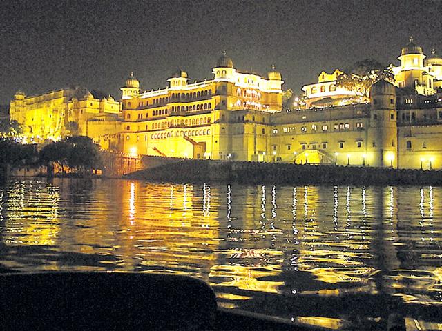 Lake-Pichola-with-the-sprawling-City-Palace-in-the-background