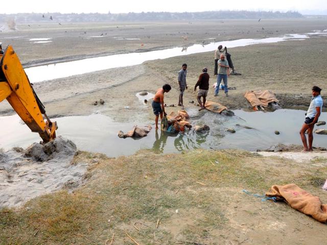 Authorities-retrieve-bodies-from-Ganga-river-Amit-Yadav-HT-Photo Authorities-retrieve-bodies-from-Ganga-river-Amit-Yadav-HT-Photo