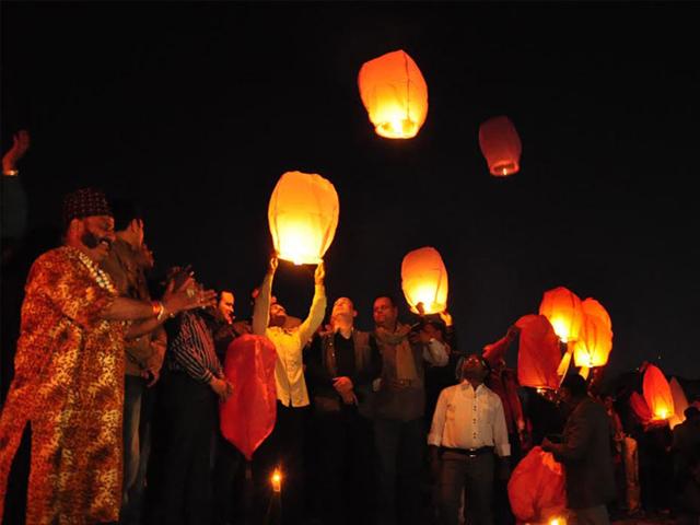 People assemble at Kshirsagar stadium and release lamps on the occasion of Makar Sankranti in Ujjain on Wednesday. (Sunil Magariya/HT photo)