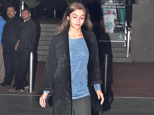 Alia Bhatt seen walking out of the Mumbai airport. (Photo: Viral Bhayani)
