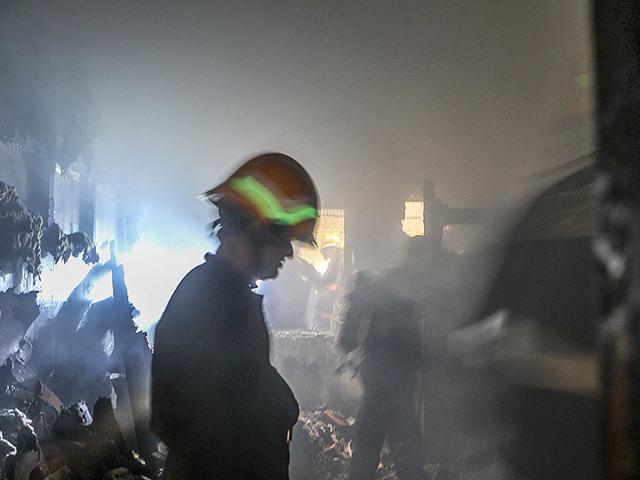 Fire at Tejpal Industrial Estate, Sakinaka in Mumbai. (Satish Bate/HT Photo)