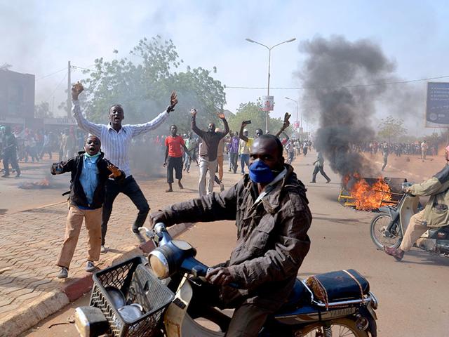Smoke billows in a street as people demonstrate against French weekly Charlie Hebdo's publication of a cartoon of the Prophet Mohammed in Niamey, Nigeria. (AFP photo)
