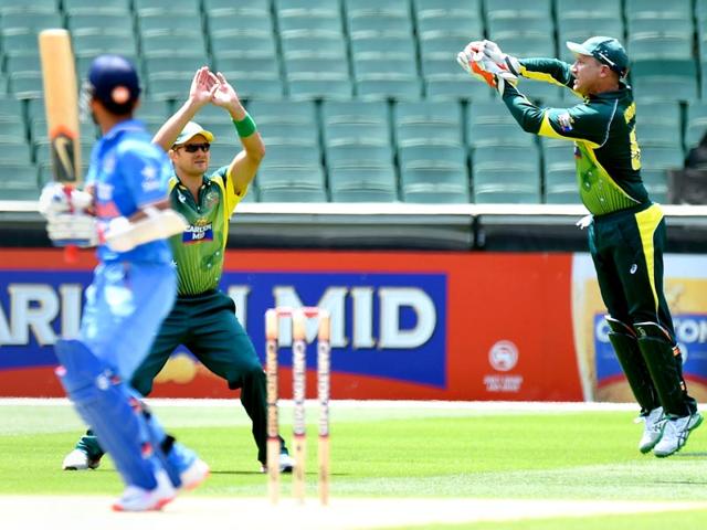 Australian wicketkeeper Brad Haddin (R) takes a catch off the batting of India's Rohit Sharma (L) during the one-day international (ODI) cricket match between Australia and India at the Melbourne Cricket Ground . (AFP photo)