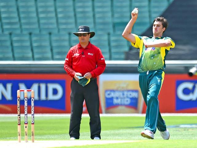 Australia's Pat Cummins (R) bowls during the one-day international (ODI) cricket match between Australia and India at the Melbourne Cricket Ground . (AFP photo)