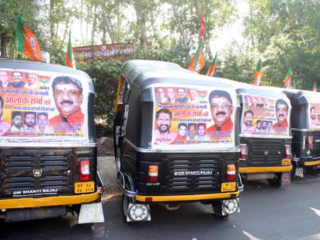 Posters seeking votes for BJP mayoral candidate Alok Sharma put up on autorickshaws in the run up to municipal election in Bhopal. (Bidesh Manna/HT photo)