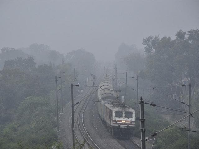 Ujjain witnessed a foggy morning on Sunday. Cold has gripped entire Madhya Pradesh for the last few days. (Sunil Magariya/HT photo)