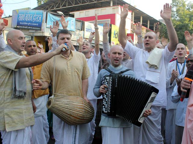 Visitors from various countries participate in a 'Shobhayatra' during the golden jubilee function of Iskcon temple in Indore on Monday. (Shankar Mourya/HT photo)