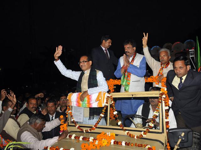MP chief minister Shivraj Singh Chouhan takes part in a road show to campaign for BJP's mayoral candidate Alok Sharma in Bhopal. (Praveen Bajpai/HT photo)