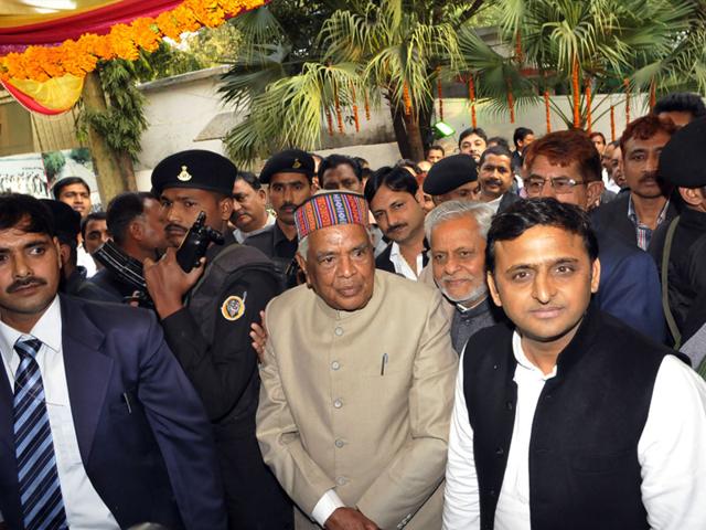 Uttar Pradesh chief minister Akhilesh Yadav at home minister Babulal Gaur's residence to attend his grandson's wedding in Bhopal on Tuesday. (Praveen Bajpai/HT photo)