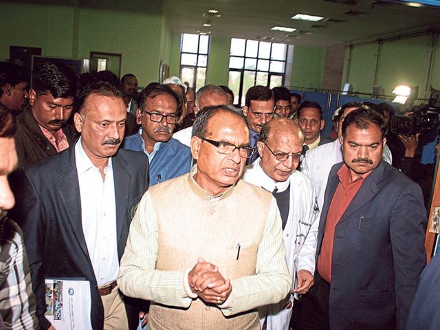 MP chief minister Shivraj Singh Chouhan inspects the wards during the foundation day ceremony of All India Institute of Medical Sciences, in Bhopal on Tuesday. (Bidesh Manna/HT photo)