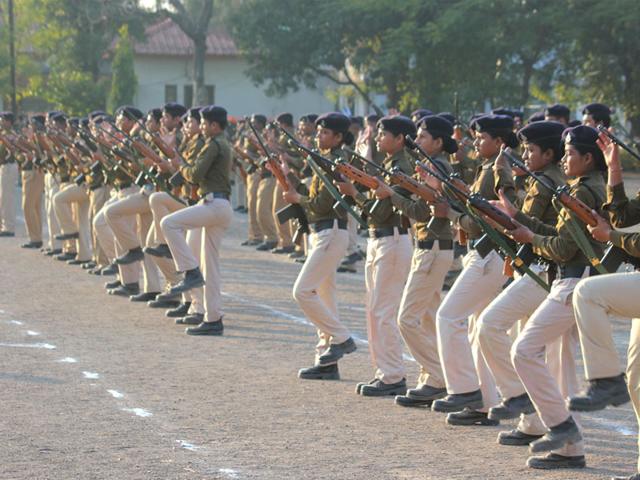 Indore police rehearse for Republic Day parade at Mahesh Guard Line in Indore on Tuesday. (Shankar Mourya/HT photo)