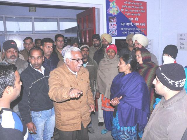 People-demonstrating-in-front-of-the-city-police-station-demanding-the-arrest-of-accused-students-in-Hoshiarpur-on-Tuesday-HT-Photo