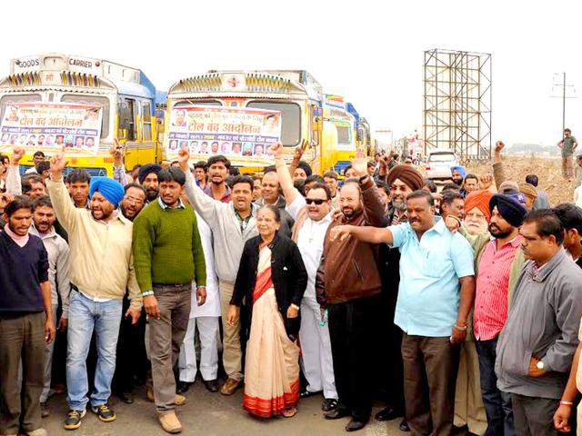 Maharashtra-CM-Devendra-Fadnavis-aunt-Shobhatai-Fadnavis-staged-a-rasta-roko-agitation-on-the-outskirts-of-Nagpur-to-protest-against-the-toll-collection-from-motorists-Sunny-Shende-HT-photo