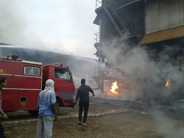 Fire broke out at Sawariya Agro Oil Company plant in Mandideep area of Raisen district on Thursday. The company produces soybean oil. (Sareen Goyal/HT photo)