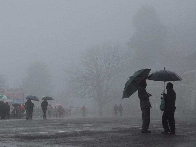 Shimla engulfed in fog on Thursday. Santosh Rawat/HT