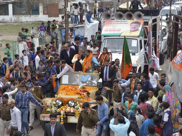 MP chief minister Shivraj Singh Chouhan and home minister Babulal Gaur campaign for BJP candidates ahead of municipal polls, on Thursday. (Mujeeb Faruqui/HT photo)