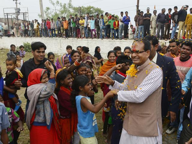 MP chief minister Shivraj Singh Chouhan campaigns for BJP candidates in Misrod ahead of municipal polls, on Thursday. (Mujeeb Faruqui/HT photo)