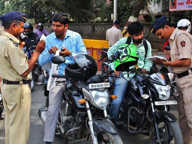 Mumbai-Police-increased-checking-at-various-places-after-the-IB-issued-a-terror-alert-in-the-coastal-city-Praful-Gangurde-HT-Photo Mumbai-Police-increased-checking-at-various-places-after-the-IB-issued-a-terror-alert-in-the-coastal-city-Praful-Gangurde-HT-Photo