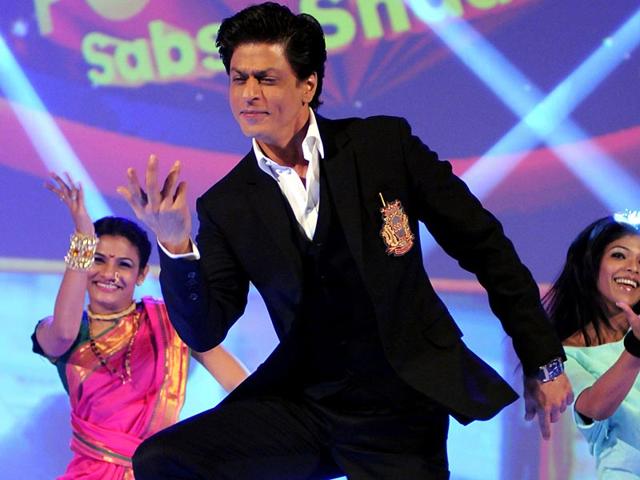 Shah Rukh Khan flaunts his moves at the launch of a new TV channel, &TV, and its flagship show Poochega – Sabse Shaana Kaun in Mumbai. (AFP Photo)