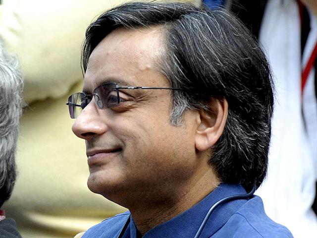 Shashi Tharoor listens to Amish Tripathi and Bibek Debroy (not in the pics) at the session on the Conflict of Dharma in the Mahabharata during the Literature Festival in Jaipur on Friday, 23 January 2015. (Photo: Mohd Zakir / Hindustan Times)
