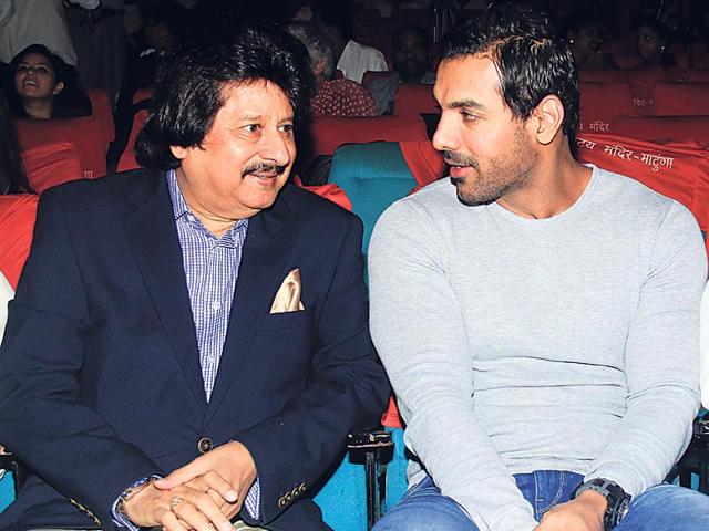 Pankaj Udhas and John Abraham were guests at an event in Worli, Mumbai. (Photo: Viral Bhayani)