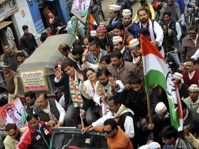 Actor and politician Raj Babbar takes part in a road show to campaign for Congress' mayoral candidate Kailash Mishra, in Bhopal on Saturday. (Praveen Bajpai/HT photo)