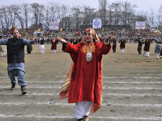 Kashmiri artists perform during the full dress rehearsal for the Republic Day parade in Srinagar on Saturday. Waseem Andrabi/HT