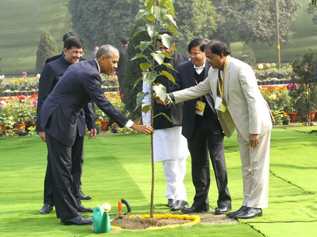 Barack-Obama-plants-a-sapling-of-Peepal-tree-after-paying-tribute-to-Mahatma-Gandhi-at-Rajghat-in-New-Delhi-Arvind-Yadav-HT-Photo