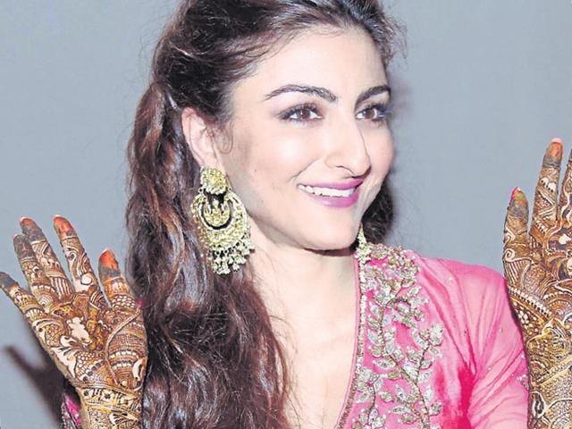 Any function in the Pataudi family is expected to have the best of style and royalty. It was the mehendi ceremony of Chote nawab Saif Ali Khan's sister, actor Soha Ali Khan. The would-be bride wore a pink Ritu Kumar outfit and happily posed for shutterbugs, showing off her mehendi bedecked hands.