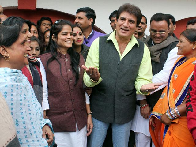 Actor-turned-politician Raj Babbar interacts with Congress workers at Press Club ahead of civic polls, in Indore on Sunday. (Shankar Mourya/HT photo)