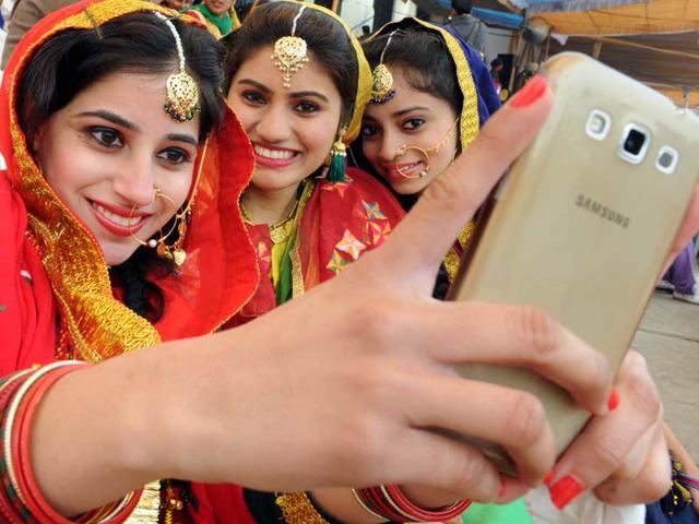 Girls taking selifie.HT/ Photo