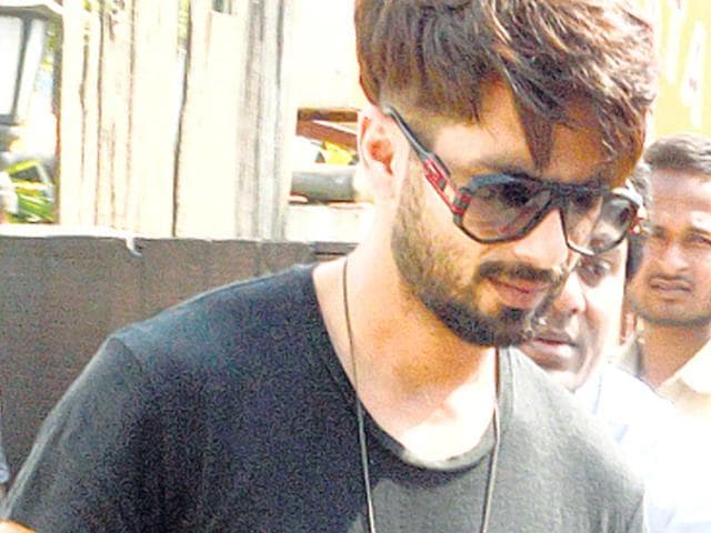 Shahid Kapoor is seen leaving a Versova apartment block, Mumbai. (Yogen ShahHT Photo)