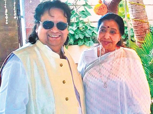 Asha Bhosle and Bappi Lahiri at the latter's home on the occasion of Saraswati Puja. (HT Photo)