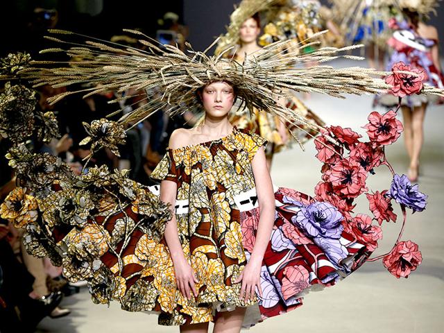 Viktor&Rolf: The Dutch design duo took the much-tapped flowering fashion trend to the max and offered beautiful "bouquet" pieces, combining abstract graphic volumes with organic elements. Flowerprint A-line babydoll dresses paired with straw hats and flip-flops formed the basis for a bevy of increasingly colorful and sculptural looks.
