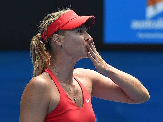 Maria Sharapova blows a kiss to the crowd after her victory over Ekaterina Makarova in their 2015 Australian Open women's singles semi-final in Melbourne. (AFP Photo)