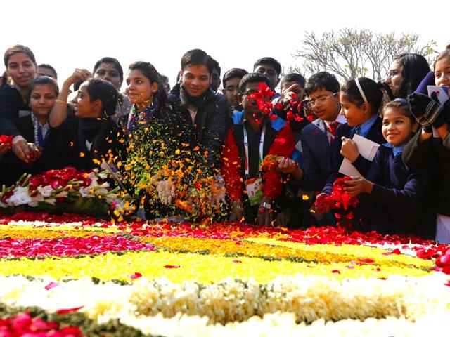 School children pay homage at Rajghat, the memorial of Mahatma Gandhi, on his death anniversary in New Delhi. (Arvind Yadav/HT Photo)