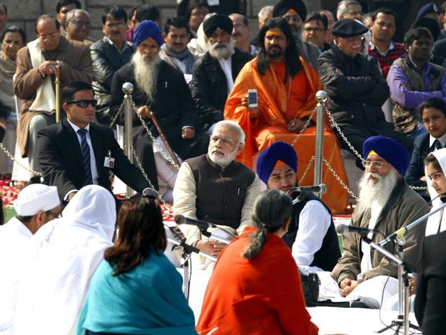 Prime Minister Narendra Modi pays homage at Rajghat, the memorial of Mahatma Gandhi, on his 67th death anniversary in New Delhi. (Arvind Yadav/HT Photo)
