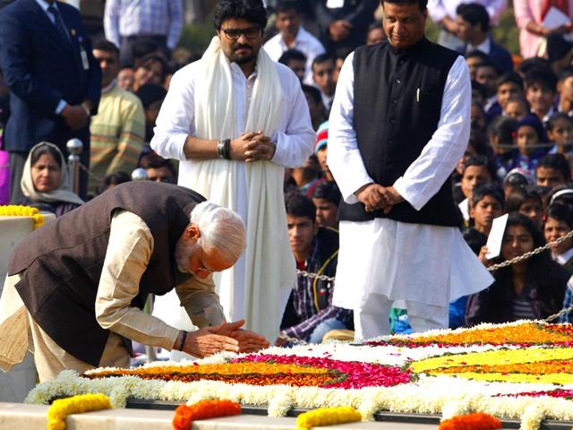 Prime Minister Narendra Modi pays homage to Mahatma Gandhi on his death anniversary as MoS Babul Supriyo looks on at Rajghat in New Delhi. (Arvind Yadav/HT Photo)
