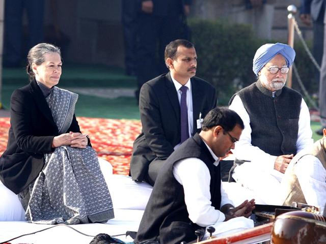 Congress president Sonia Gandhi and former prime minister Manmohan Singh pay their respect at Rajghat, a memorial to Mahatma Gandhi, on his death anniversary in New Delhi. (Arvind Yadav/HT Photo)