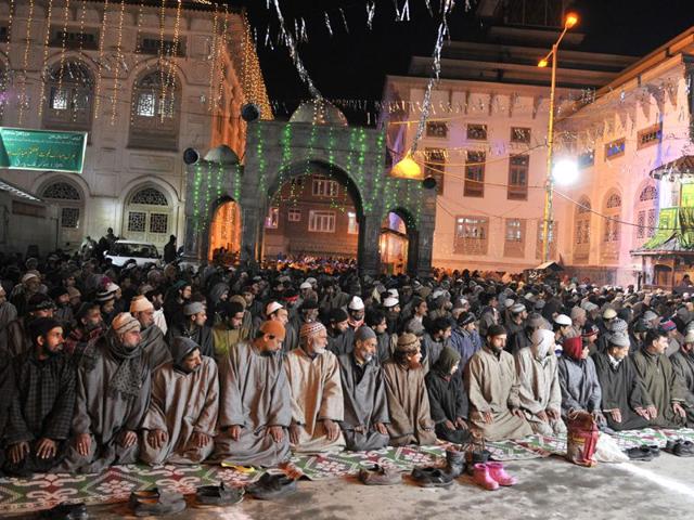 Kashmiri Muslims offer prayers outside the shrine of Syed Abdul Qadir Jeelani in Srinagar. Waseem Andrabi/HT