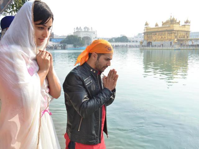 Bollywood Actor Varun Dhawan and Yami Gautam pay obeisance at Golden Temple in Amritsar. Sameer Sehgal/HT