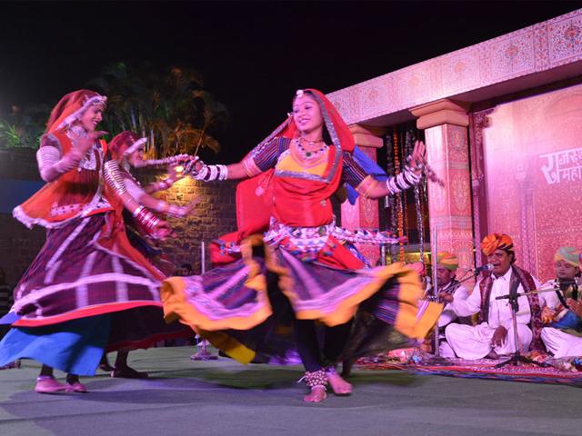 Artistes perform Ghoomar dance during Rajasthan Mahotasav organised at Bharat Bhawan in Bhopal on Sunday. (Mujeeb Faruqui/HT photo)