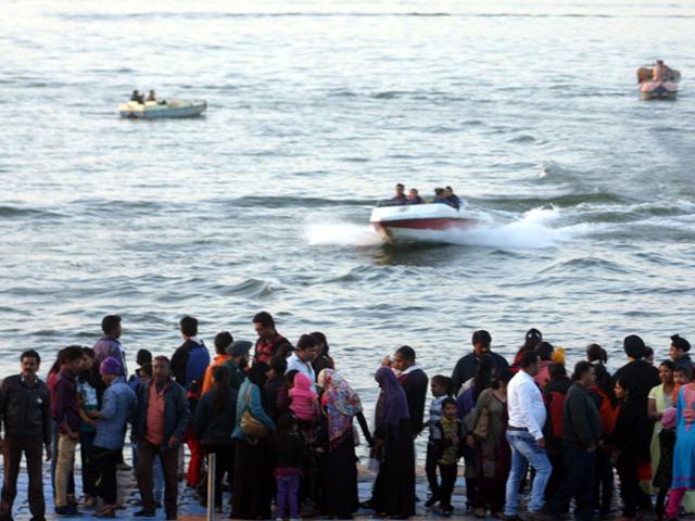 Residents of Bhopal flock to the Boat Club to enjoy the pleasant weather in the city on Sunday. (Bidesh Manna/HT photo)