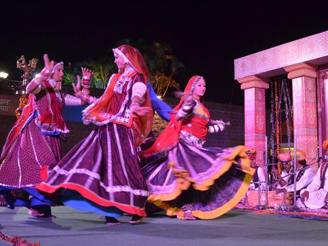 Folk artistes from Rajasthan perform Kalbelia dance at the ongoing Rajasthan Mahotsav in Bhopal on Sunday. (Mujeeb Farqui/ HT photo)