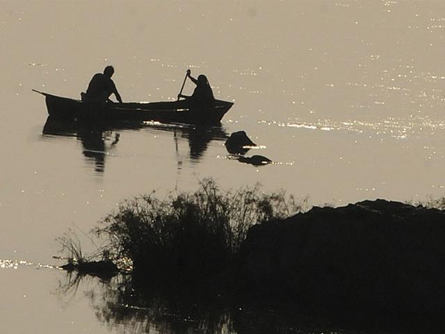 A couple fishing in Narmada river near Nemawar in Madhya Pradesh, on Tuesday. (Arun Mondhe/HT photo)