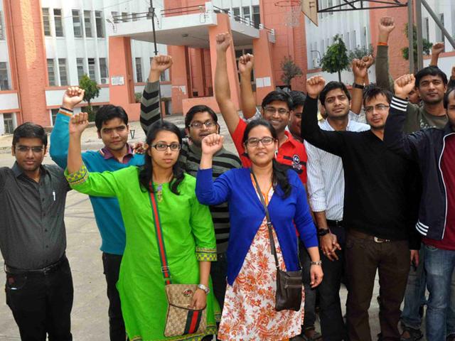 Junior doctors stage a demonstration on the premises of Hamidia Hospital in Bhopal to demand better security for doctors. (HT photo)