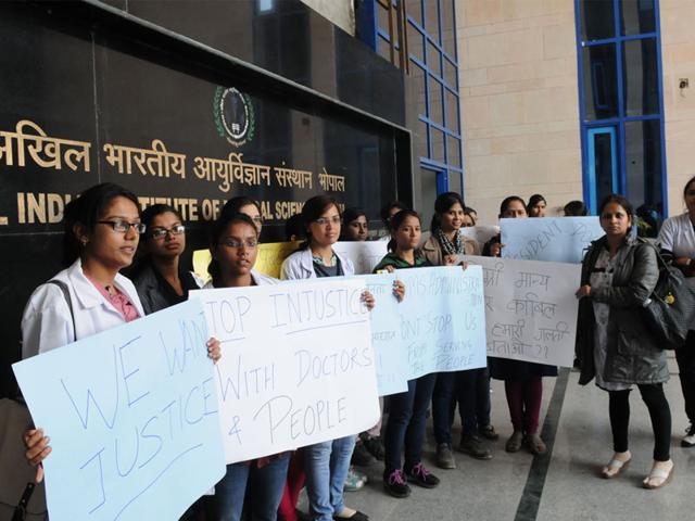Students and resident doctors of AIIMS Bhopal stage a demonstration over termination of 38 doctors, on Tuesday. (Mujeeb Faruqui/HT photo)