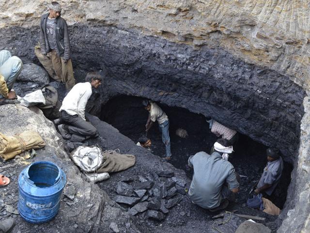 Villagers-illegally-extract-coal-in-Mahan-forest-Madhya-Pradesh-Mujeeb-Faruqui-HT-photo