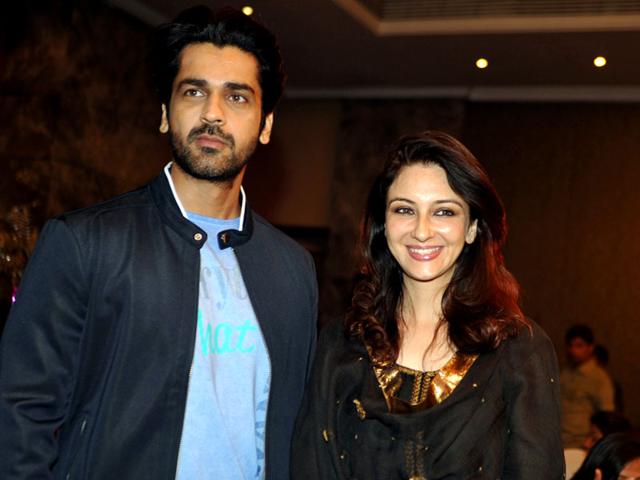 Actors Arjan Bajwa and Saumya Tandon at the launch of Ek Maheena Nazmon Ka poetry compilation. (AFP)